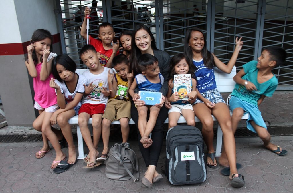 Smart storytelling ambassador celebrates 19th birthday with street kids